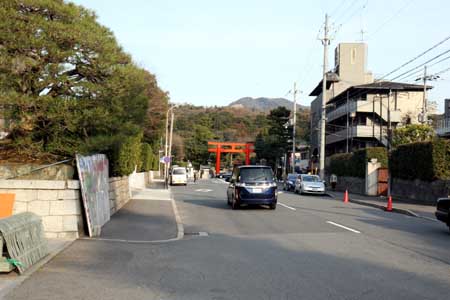 本部構内の正門から吉田神社方向