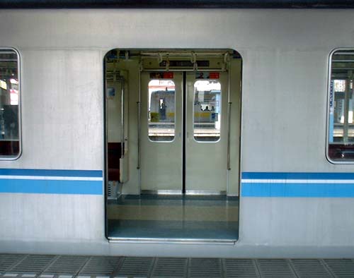 東京メトロ東西線05系・通常のドア