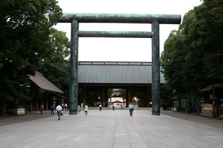 奥が第二鳥居と神門、鳥居左手が大手水舎