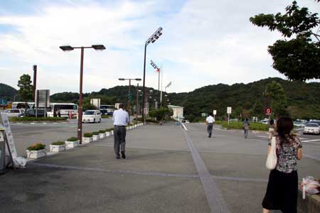 遊歩道。左側が上り駐車場、右側が下り駐車場