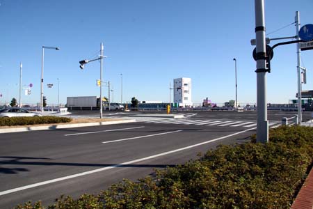 終点の交差点を道路から望む 2006(平成18)年12月29日撮影