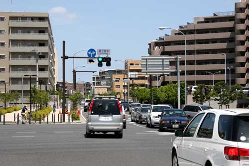 環2境木交差点 左右が環2、前後が権太坂和泉線