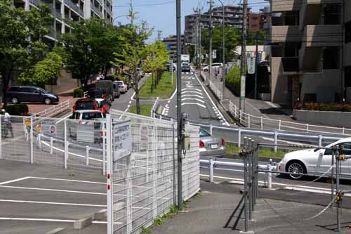 駐車場から環2境木交差点方向を望む