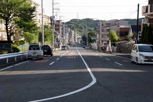 突き当たりの反対側は下り坂、左車線は殆ど駐車場か