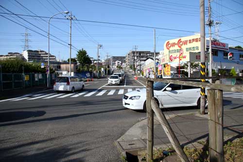 名瀬道路との交点…進路は奥から手前、左右が名瀬道路