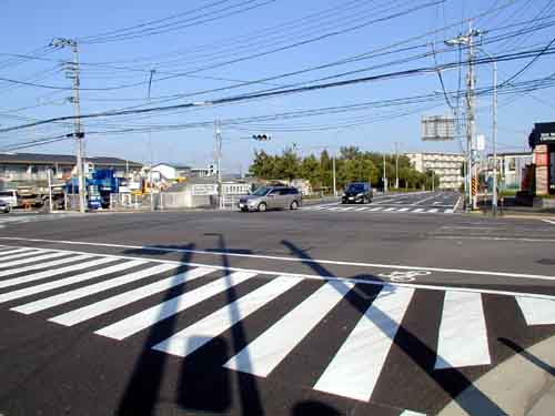 弥生台交差点 奥が起点や弥生台駅方向、手前が進路