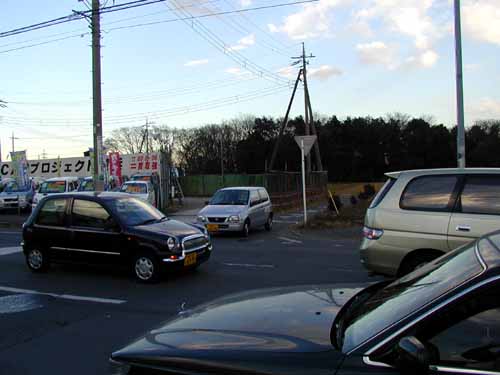 終点最寄りの離合不可能な細い道。この南側(写真では右方向)の交差点に、道路が接続される計画