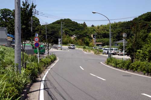 交差点、奥がフォートンへの通路、左右が権太坂和泉線で進路は右から左、撮影は横浜市道品濃第135号線から
