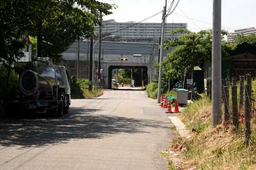 JR側から横浜新道の下を抜けるトンネルを望む