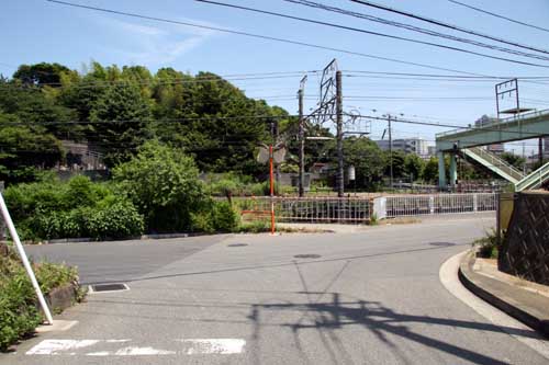 JR線の横の街路、左奥が北天院