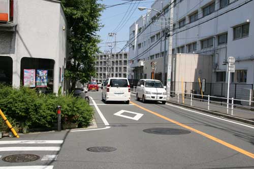 境木地蔵尊側から起点方向を望む。細いが通学路である