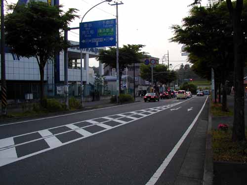 岡津町交差点を望む