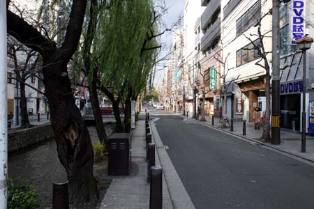 北方向を望む 左に見える川は高瀬川