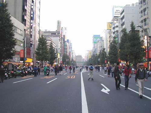 末広町付近から秋葉原駅方面を望む