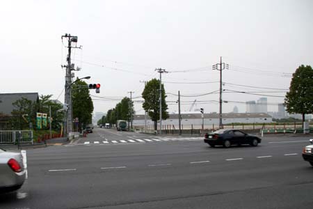 のぞみ橋東交差点から東雲運河方向。右上は空き地になっており、ここに道路が建設される。