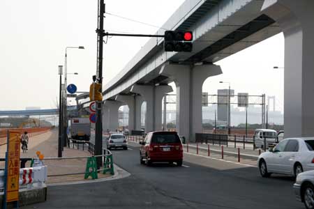 新豊洲駅前から西方向(終点方向)を望む