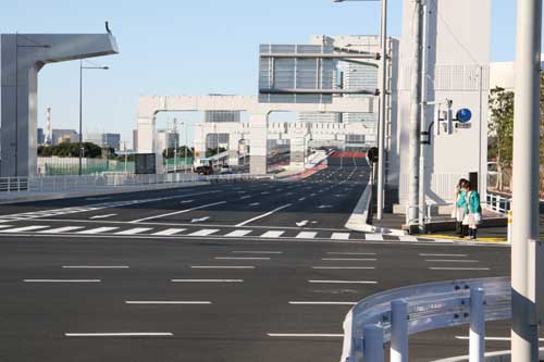 左右が台場有明北連絡道路、奥が木遣り橋 2006(平成18)年12月29日撮影