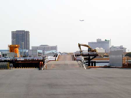 建設中の豊洲大橋、晴海側から望む