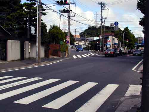 笹下釜利谷道路との合流:左斜め方向が起点方向