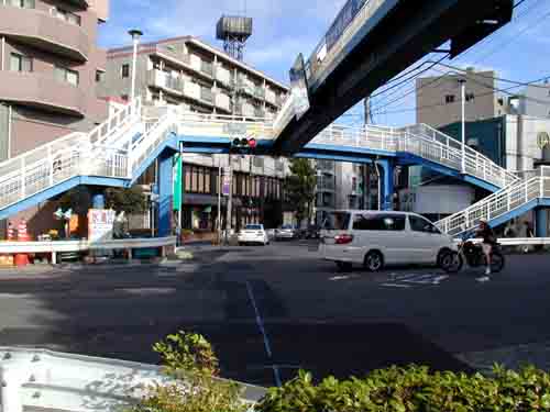 関ノ下交差点 左から右が進路、奥が横浜伊勢原線