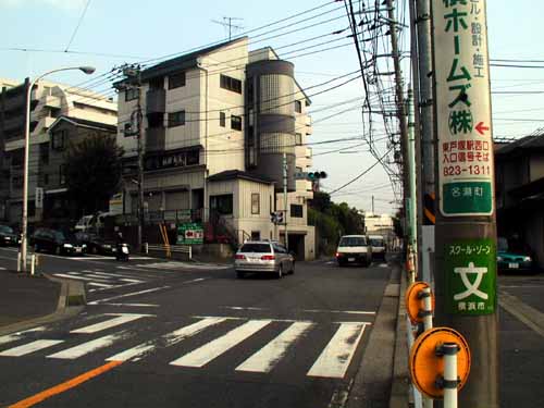 名瀬下交差点…前後が名瀬道路、左が東戸塚方面