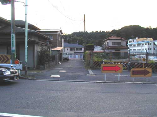 交差点の先…左右が名瀬道路、右上方向に鋭意建設中