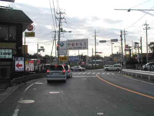 西田橋交差点 左が弥生台方面、奥が起点方向