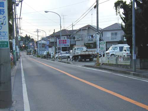 寂れた細い通り。起点方向を望む。奥に見えるは天下の神奈中