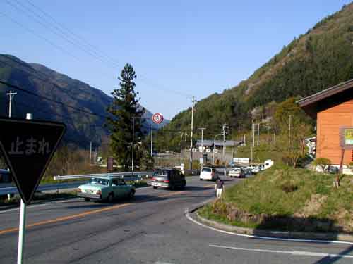 道の駅風穴の里の前から終点松本市方向