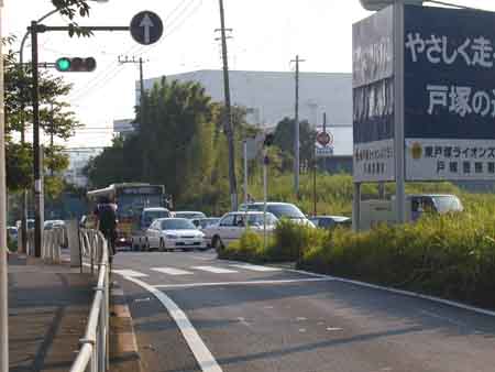 不動坂 近景 現道側2 交差点に向かって大渋滞の列