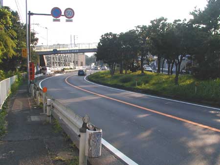 4車線の道路は奇麗だが, 歩道の整備が非常に悪い