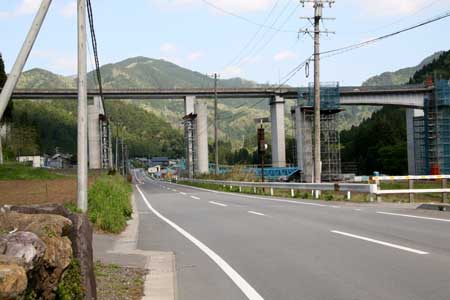 4車線工事中の東海北陸自動車道、終点方向を望む