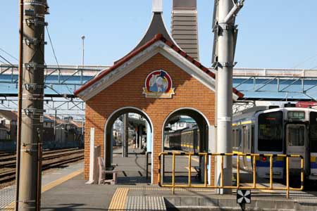 銚子電鉄ホーム末端から見た駅舎