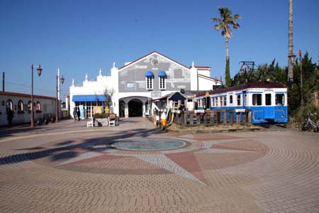 駅舎と駅前広場