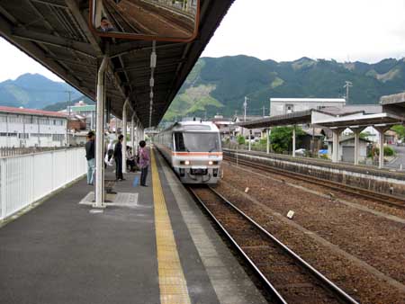 紀勢線 尾鷲駅 キハ85系 南紀 到着