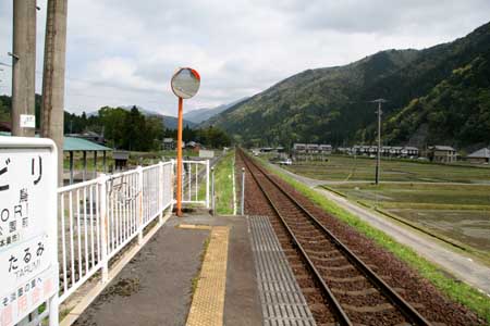 駅ホームから終点(樽見)方向