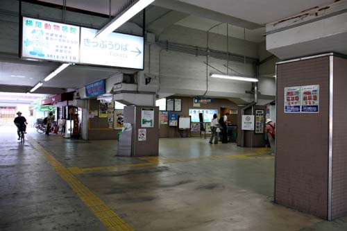 駅構内 手前が東口、奥が西口、右側が改札口、左側がコンビニ