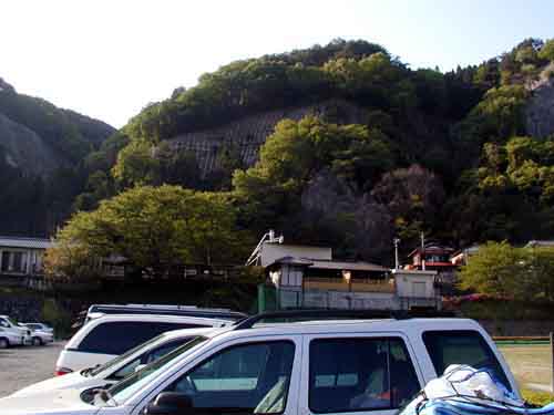 駐車場から駅の温泉施設を望む