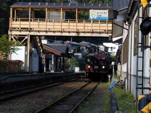 踏切から駅を望む(足尾方向に向かって)