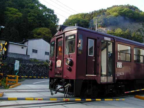 普通列車、桐生行き。ディーゼル車なので排気あり